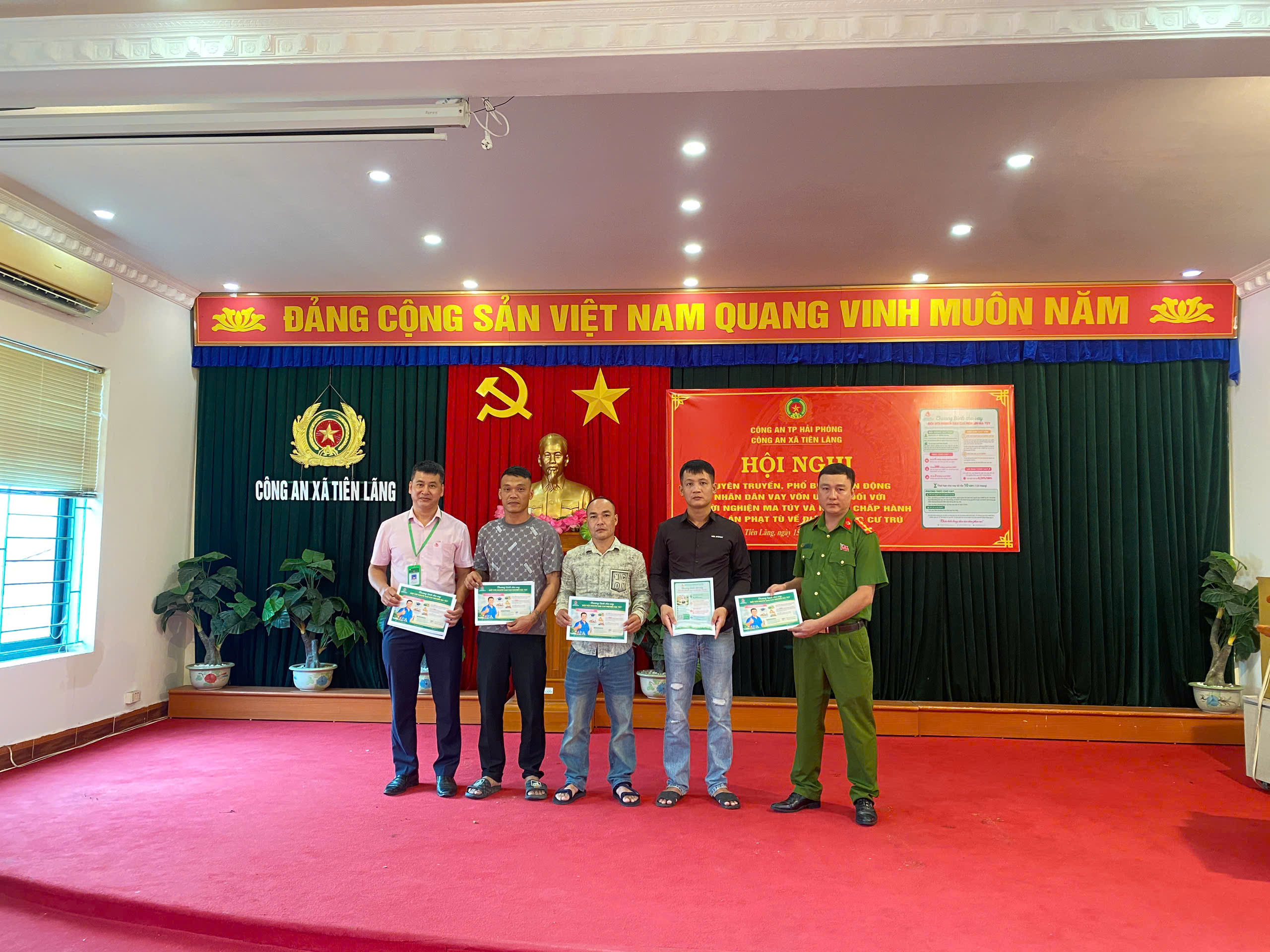 Công an xã Tiên Lãng tuyên truyền, phổ biến việc vay vốn ưu đãi đối với người nghiện ma túy và người chấp hành xong án phạt tù trở về địa phương cư trú